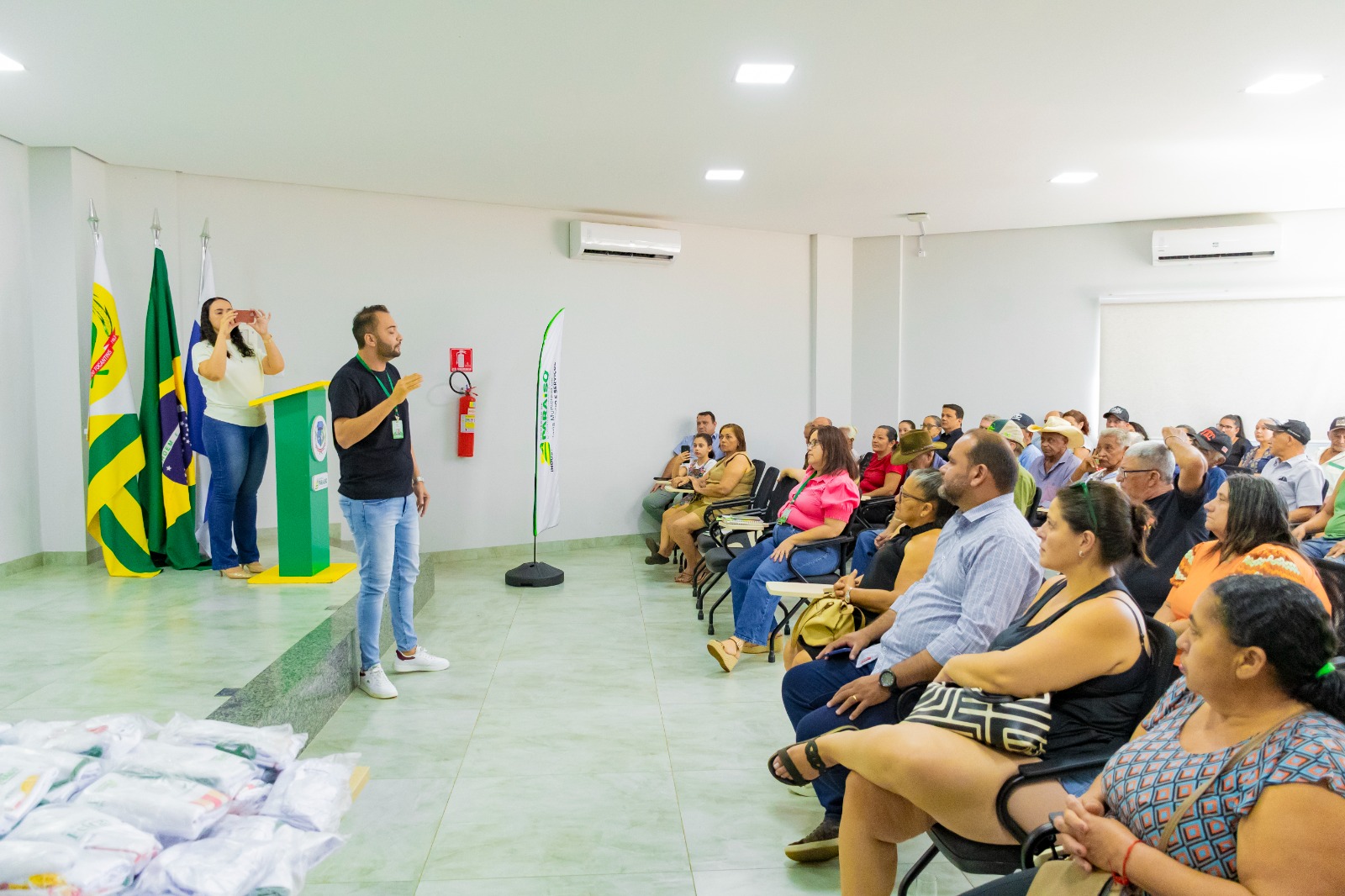Prefeitura de Paraíso entrega kits para identidade e valorização dos feirantes