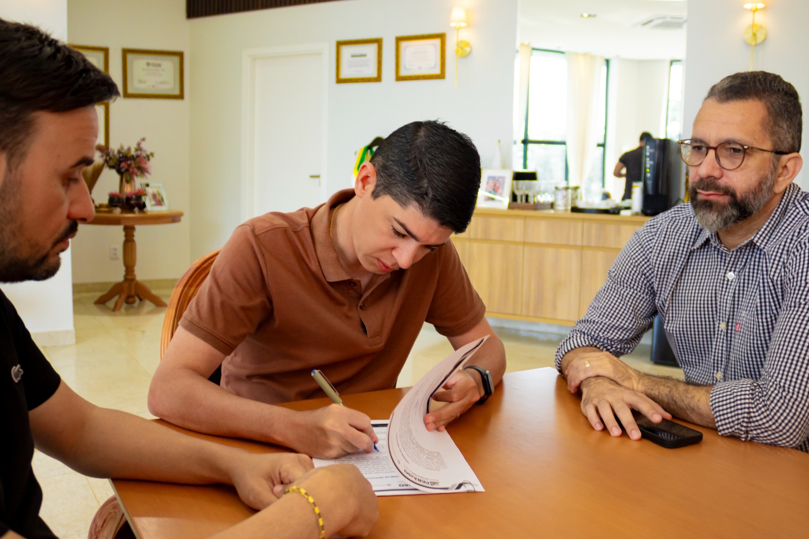 Prefeito Celso Morais assina ordem de serviço para recapeamento de mais de 102 mil m² em Paraíso