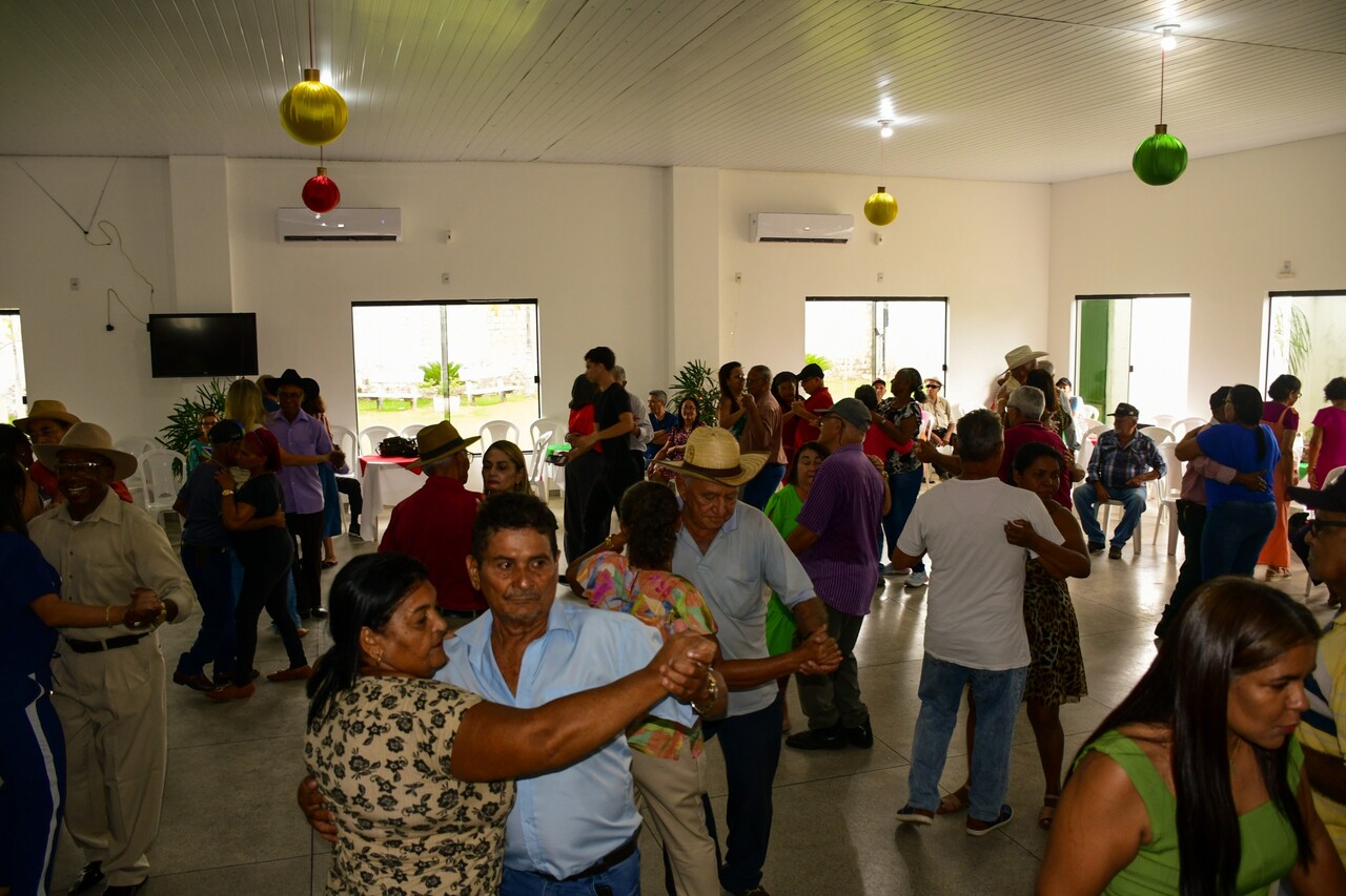 Confraternização de fim de ano anima edição especial do Forró dos Idosos no CCI