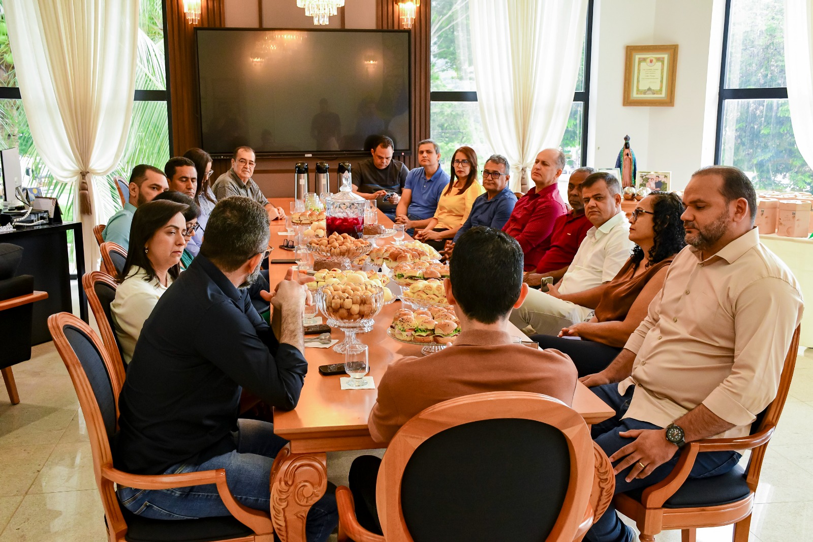 Prefeito de Paraíso, Celso Morais, recebe vereadores reforçando diálogo entre os poderes