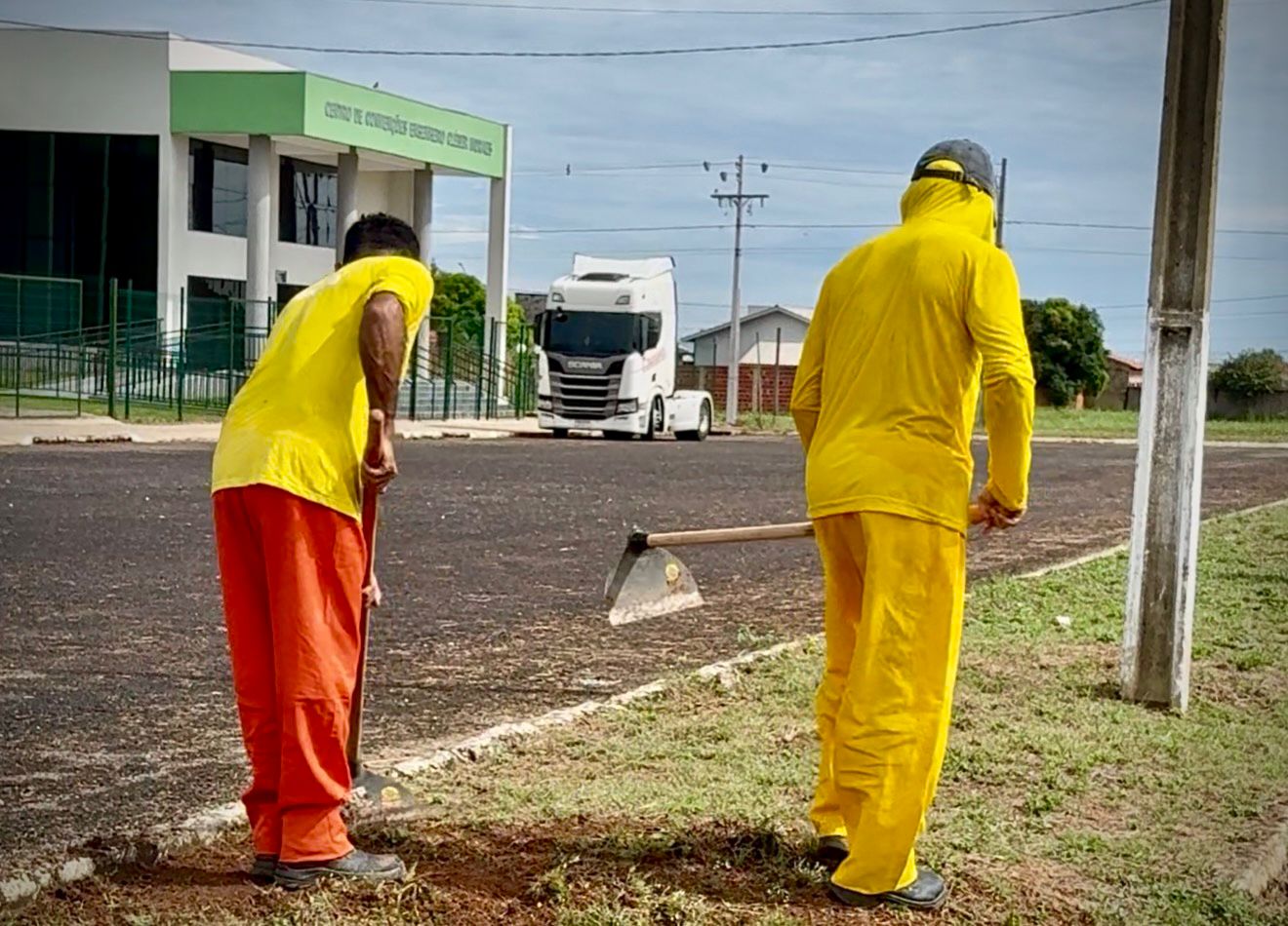Trabalho que transforma: parceria leva mão de obra carcerária às ruas e reforça serviços em Paraíso