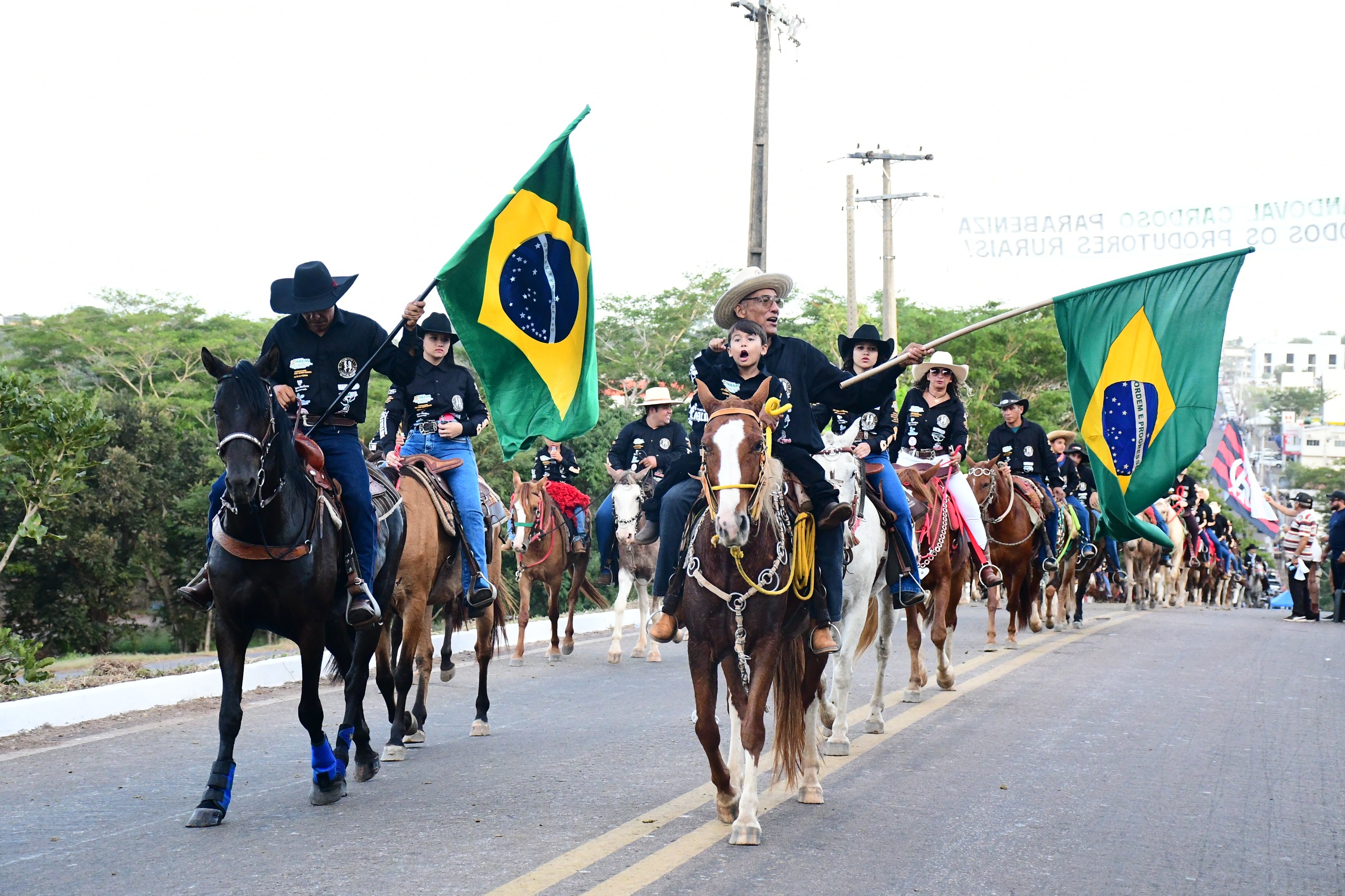 Prefeito Celso Morais e vice Ubiratan  prestigiam cavalgada que celebra tradição e movimenta Paraíso
